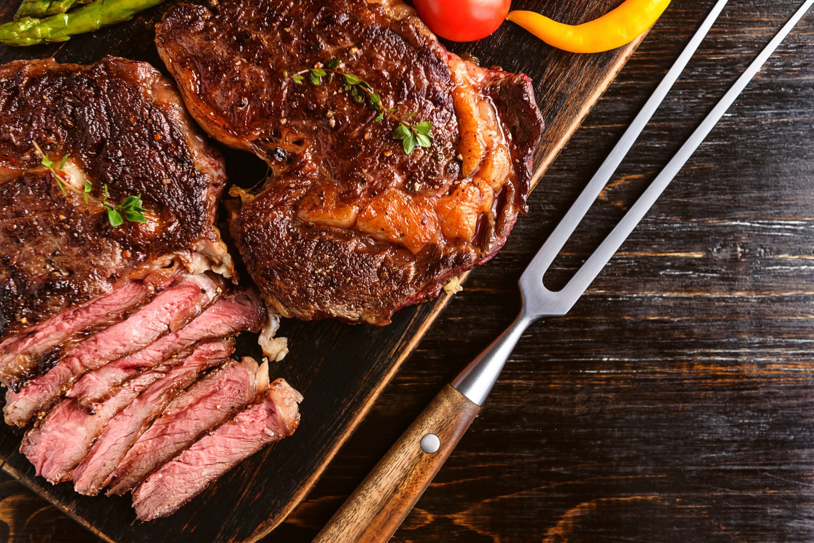 Frisch gegrillte Steaks auf einem Holzbrett
